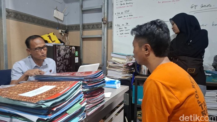 FA (34) saat memberi keterangan ke pihak polisi Bangkalan