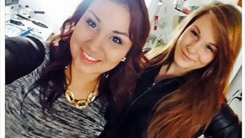Dua teman mengunggah swafoto ini di Facebook. Malam harinya, gadis di sebelah kiri mencekik temannya dengan ikat pinggang yang dikenakannya di foto. Cheyenne Antoine mengaku tidak ingat mencekik temannya, Brittney Gargol, setelah semalaman minum-minum berat. Namun, jasad Gargol ditemukan di samping ikat pinggang yang dikenakan Antoine di foto ini. Antoine mengaku bersalah atas pembunuhan dan dijatuhi hukuman tujuh tahun penjara. Foto: Boredpanda