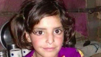 Pagi 17 Januari, Muhammad Yusuf Pujwala di Kathua, Kashmir, diberitahu tetangga bahwa jasad putrinya, Asifa Bano (8 tahun), ditemukan di semak-semak hutan. Kaki Asifa patah, jari-jarinya menghitam, ia dikurung di kuil, diberi obat penenang, diperkosa berhari-hari, disiksa, dicekik, dan dipukul dengan batu hingga tewas. Tragisnya, ia bukan korban pertama dan mungkin bukan yang terakhir. Foto: Boredpanda