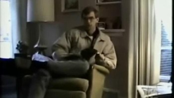 Video rumahan ini merekam Jeffrey Dahmer yang dengan santai berkata kepada ayahnya bahwa ia akan lebih sering makan di rumah. Namun, saat video ini direkam, Jeffrey sudah membunuh 7 pria (dan memakan beberapa bagian tubuh mereka). Foto: Boredpanda