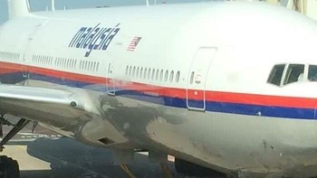Gambar ini diambil oleh seorang penumpang pesawat Malaysia Airlines MH17 pada 17 Juli 2014. Ia mengunggah gambar ini di Facebook-nya, dengan mengatakan; jika hilang, beginilah (pesawatnya) terlihat. Merujuk pada pesawat Malaysia Airlines lainnya (penerbangan MH370) yang hilang pada 8 Maret 2014. Kemudian pada hari itu pesawat yang ditumpangi pria itu ditembak jatuh oleh rudal yang ditembakkan oleh Rusia atau Ukraina. Foto: Boredpanda