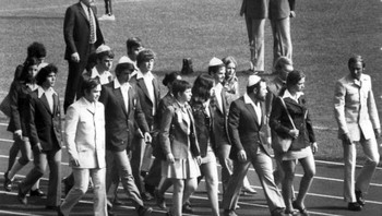 Foto Tim Olimpiade Israel berbaris dalam upacara pembukaan Olimpiade München 1972. Mereka tampak bahagia dan riang di sana. Seminggu kemudian, di Desa Olimpiade, 11 dari mereka disandera oleh kelompok teroris, Black September . Pada akhirnya, upaya penyelamatan yang gagal oleh otoritas Jerman mengakibatkan mereka semua dibantai (dua orang telah tewas dalam penyanderaan awal) Foto: Boredpanda