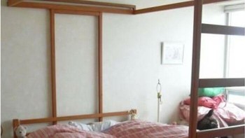 Gadis berusia empat tahun itu terpeleset ke dasar tempat tidur dan terjepit di antara kasur dan selimut. Polisi mengambil foto kamar tidur pada pagi hari ia menghilang yang menunjukkan tonjolan di selimut, tetapi baru menemukan jasadnya sembilan hari kemudian. Hal itu melekat di benak saya - mungkinkah ia masih hidup di foto ini? Foto: Boredpanda