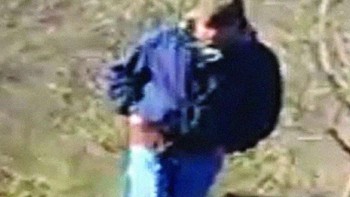 Ini adalah gambar terakhir yang diambil dari Abigail Williams, diunggah ke Snapchat Libby German sekitar pukul 14.07 pada tanggal 13 Februari 2017. Seperti yang digambarkan dalam foto, Abigail berdiri di sebuah jembatan, sebuah tengara fisik tempat jasadnya ditemukan berdekatan. Foto: Boredpanda