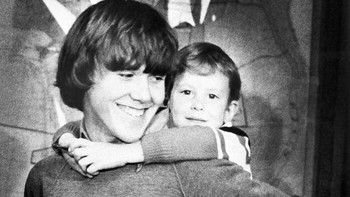 Steven Stayner yang menggendong Timmy White. Dia diculik oleh penjahat anak terpidana Kenneth Parnell dan berulang kali dilecehkan selama hampir 7 tahun. Tetapi ketika dia sudah terlalu tua, Parnell menculik Timmy White yang berusia 5 tahun. Steven tidak tahan membayangkan anak lain mengalami neraka yang dideritanya, jadi pada kesempatan berikutnya dia menggendongnya di punggungnya dan berjalan menembus salju yang membekukan ke kantor polisi. Anak-anak lelaki itu masing-masing dipertemukan kembali dengan keluarga mereka. Foto: Boredpanda