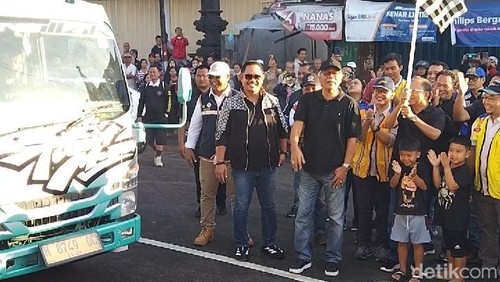 Gubernur Bali Wayan Koster membuka Jalur Denpasar-Gilimanuk di Desa Bajera, Tabanan, Sabtu (19/7/2025). (Foto: Krisna Pradipta/detikBali)