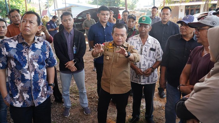 Gubernur Jambi Al Haris dan Bupati Muaro Jambi Bambang Bayu Suseno saat tinjau persiapan koperasi Desa Merah Putih