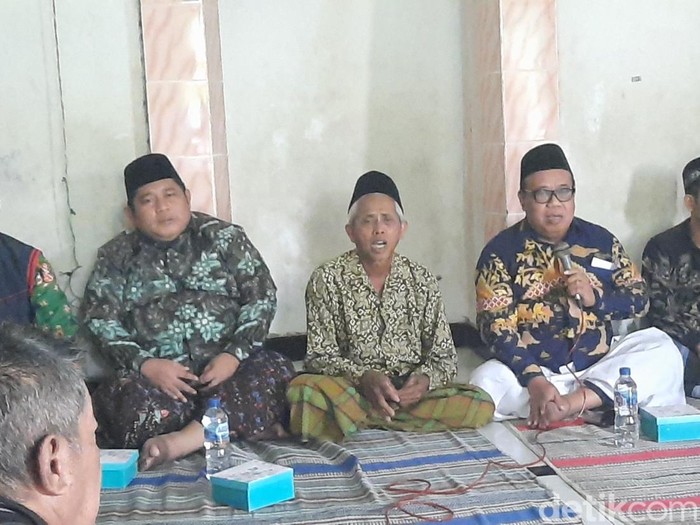 Guru madin AZ (sarung hijau) saat didatangi rombongan DPRD Demak, Jumat (18/7/2025).