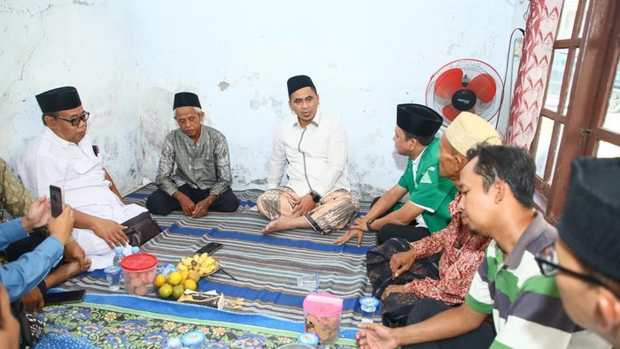 Wakil Gubernur Jawa Tengah, Taj Yasin Maimoen (Gus Yasin) menemui guru madrasah diniyyah (madin) di Kabupaten Demak berinsia AZ (50) yang viral didenda wali murid hingga Rp 25 juta, Sabtu (19/7/2025).