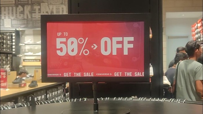 Jakarta Premium Outlet (JPO) resmi dibuka, Jumat (18/7). Tak kurang dari 150 tenant hadir dalam pameran ini.JPO menjajalkan beragam brand terkenal dengan harga diskon. Ada apa aja ya?