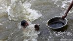 Demi Cuan, Warga India Berburu Harta Karun sampai ke Dasar Sungai