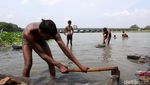 Demi Cuan, Warga India Berburu Harta Karun sampai ke Dasar Sungai