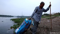 Kisah Ramu dan Arvind menjadi gambaran nyata bagaimana praktik keagamaan, kemiskinan, dan krisis lingkungan saling bertaut di Sungai Yamuna. Mereka bukan hanya pencari koin, tapi juga saksi dari dinamika sosial, spiritual, dan ekologis di jantung ibu kota India. Foto: REUTERS/BHAWIKA CHHABRA