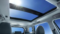 All-new Destinator dilengkapi dengan power panoramic sunroof, yang menawarkan bukaan luas dan meningkatkan kesan lapang di dalam kabin. Foto: Dok.MMKSI