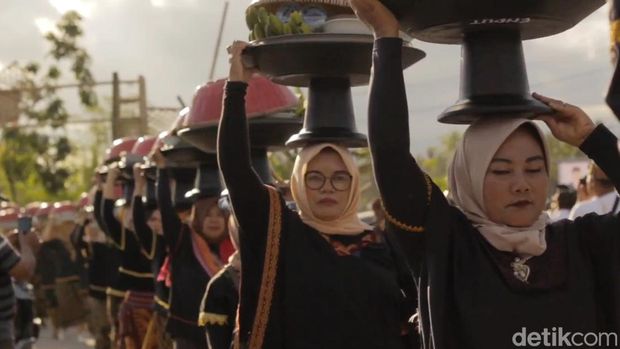 Iring-iringan pawai dulang dalam Festival Bejango Desa di Desa Anjani, Kecamatan Suralaga, Lombok Timur, NTB, Jumat (18/7/2025). (Foto: M Sanusi Ardi/detikBali)