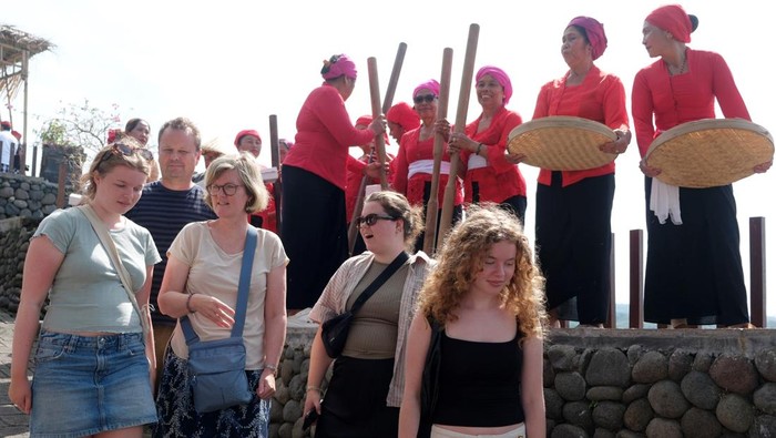 Jatiluwih Festival 2025 di Bali Sejumlah wisatawan mancanegara berkunjung saat pembukaan Jatiluwih Festival 2025 di Desa Wisata Jatiluwih, Tabanan, Bali, Sabtu (19/7/2025). Kegiatan yang digelar pada 19-20 Juli di objek wisata yang telah ditetapkan UNESCO sebagai warisan budaya dunia tersebut mengusung tema Grow With Nature dengan menampilkan berbagai atraksi budaya tradisional, kuliner khas desa, dan potensi kearifan lokal untuk meningkatkan jumlah kunjungan wisatawan. ANTARA FOTO/Nyoman Hendra Wibowo/nz