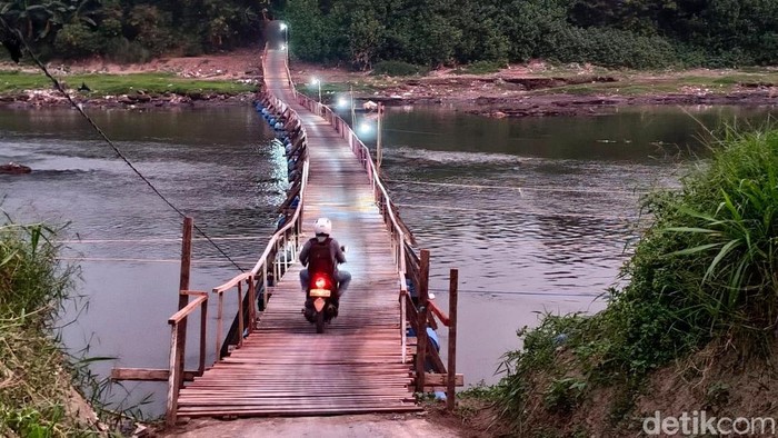 Jembatan Apung di Sungai Brantas Sidoarjo-Mojokerto Jembatan Apung di Sungai Brantas Sidoarjo-Mojokerto