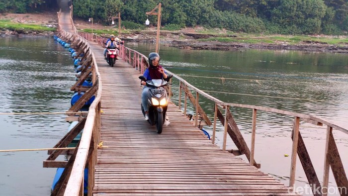 Jembatan Apung di Sungai Brantas Sidoarjo-Mojokerto
