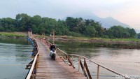 Pengelola jembatan apung, Gatot menyebutkan jika jembatan ini dibuat oleh seseorang dari Brebes yang saat ini tinggal di Desa Krembung, Sidoarjo.