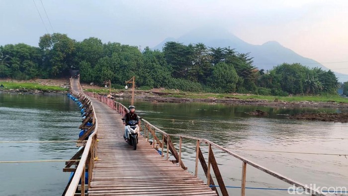 Jembatan Apung di Sungai Brantas Sidoarjo-Mojokerto