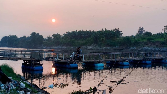 Jembatan Apung di Sungai Brantas Sidoarjo-Mojokerto
