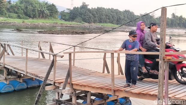 Jembatan Apung di Sungai Brantas, Solusi Warga Tambakrejo Pangkas Jarak hingga 12 Km