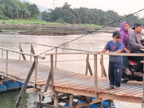 Jembatan Apung di Sungai Brantas, Solusi Warga Tambakrejo Pangkas Jarak hingga 12 Km
