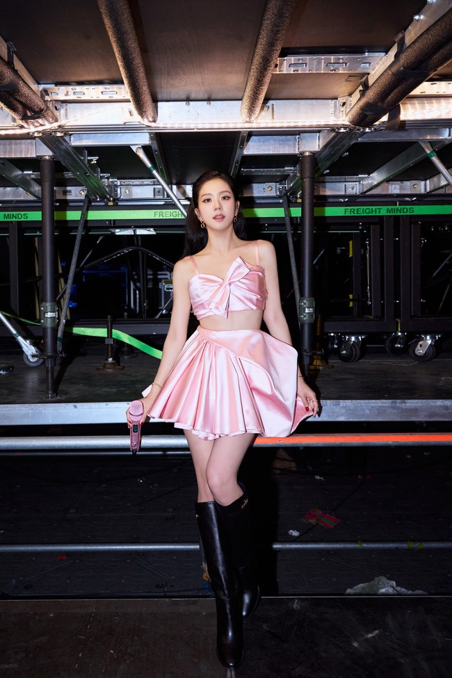 Untuk pertama kalinya, Creative Director Dior, Jonathan Anderson merancang busana untuk dikenakan musisi di atas panggung. Bersama timnya, dia membutuhkan lebih dari 100 jam untuk menyelesaikan gaun berwarna pink yang dikenakan Jisoo BLACKPINK. Foto: dok. Instagram @sooyaaa__