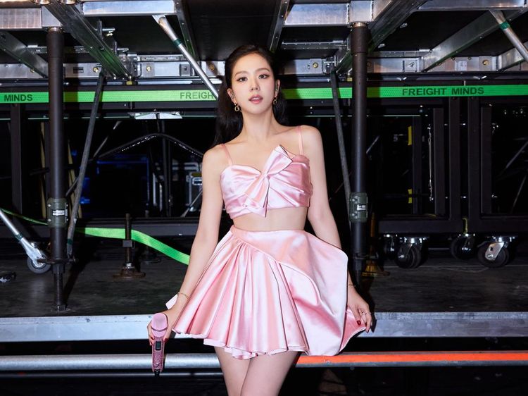7 Gaya Elegan Jisoo BLACKPINK Pakai Gaun Rancangan Dior Khusus Tur Dunia