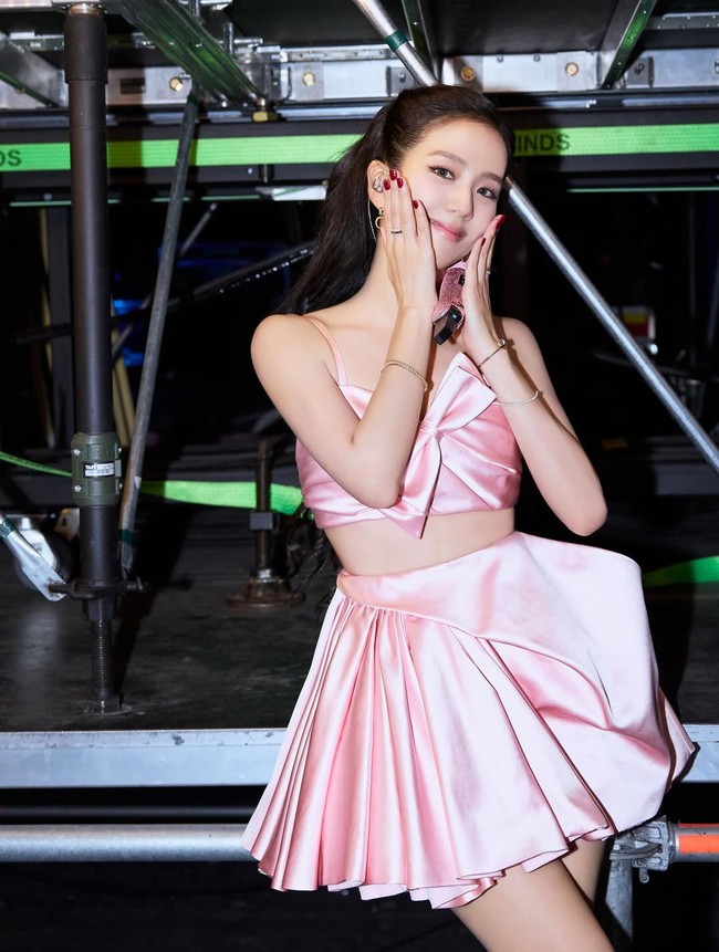 Penampilan Jisoo BLACKPINK dilengkapi dengan kemewahan koleksi perhiasan Cartier. Dia mendapat perlakuan istimewa sebagai global ambassador untuk kedua rumah mode yang menaunginya. Tampak salah satu gelangnya emas putih Essential Lines Bracelet bernilai $22,500 atau setara Rp 367 juta. Foto: dok. Instagram @sooyaaa__