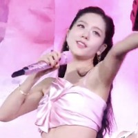 Lewat akun Instagram-nya, Jisoo BLACKPINK mengucapkan terima kasih kepada Jonathan Anderson dan timnya di Dior yang sudah membuat pertunjukan solonya semakin istimewa. Sejumlah penggemar pun tersihir dengan penampilan Jisoo BLACKPINK, yang terbilang jarang memakai busana terbuka. Foto: dok. Twitter @peachyyychu