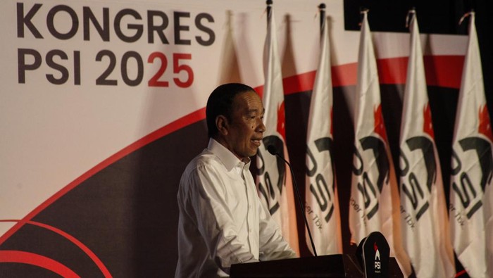 Presiden ke-7 RI Joko Widodo memberikan pesan kebangsaan saat kongres PSI Partai Super Terbuka di Solo, Jawa Tengah, Sabtu (19/7/2025). Rangkaian kongres  PSI Partai Super Terbuka 2025 berlangsung hingga Minggu (20/7/2025). ANTARAFOTO/Maulana Surya/bar