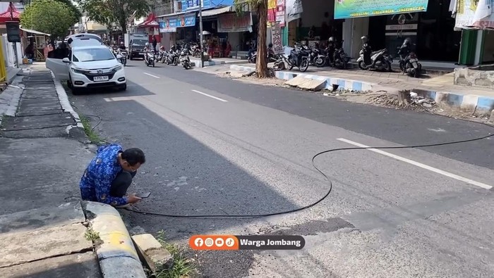 Kabel provider menjuntai ganggu pengguna jalan di Jombang