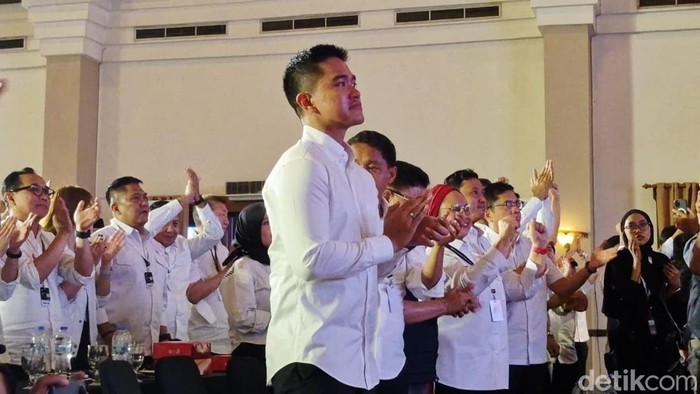 Momen Kaesang terharu saat dengan Jokowi nyatakan mendukung penuh PSI, Sabtu (19/7/2025).