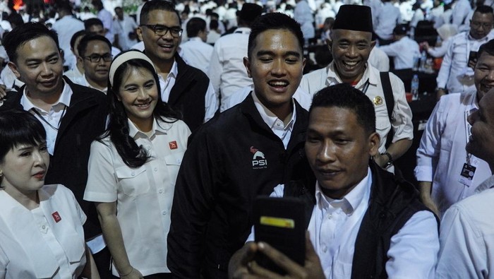 Ketua Umum PSI Partai Super Terbuka terpilih Kaesang Pangarep menyampaikan pidato kemenangannya saat kongres PSI Partai Super Terbuka di Solo, Jawa Tengah, Sabtu (19/7/2025). Kaesang Pangarep terpilih menjadi Ketua Umum PSI Partai Super Terbuka periode 2025 – 2030 setelah unggul dari Ronald Aristone Sinaga dan Agus Mulyono Herlambang pada kongres partai tersebut.ANTARAFOTO/Maulana Surya/bar