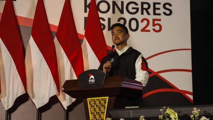 Ketua Umum PSI Partai Super Terbuka terpilih Kaesang Pangarep menyampaikan pidato kemenangannya saat kongres PSI Partai Super Terbuka di Solo, Jawa Tengah, Sabtu (19/7/2025). Kaesang Pangarep terpilih menjadi Ketua Umum PSI Partai Super Terbuka periode 2025 – 2030 setelah unggul dari Ronald Aristone Sinaga dan Agus Mulyono Herlambang pada kongres partai tersebut.ANTARAFOTO/Maulana Surya/bar