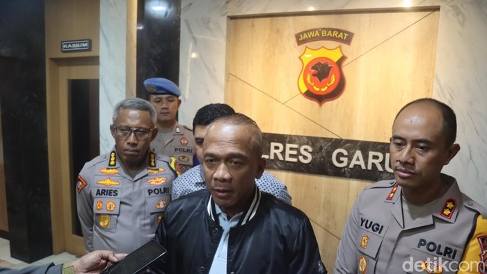 Kapolda Jabar Irjen Rudi Setiawan saat memberikan keterangan terkait insiden maut di pesta pernikahan pejabat di Garut.