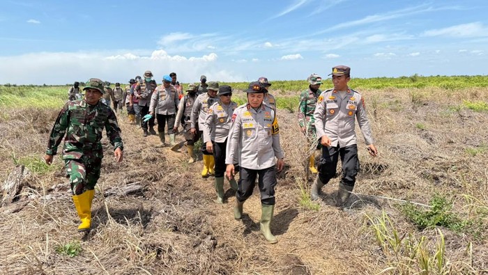 Kapolda Riau Irjen Herry Heryawan turun mengecek karhutla dan ikut memadamkan api di Sei Gajah Induk, Rohil, Sabtu (19/7/2025).