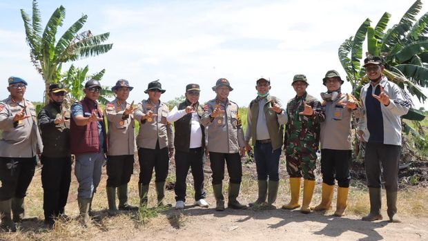 Kapolda Riau Irjen Herry Heryawan turun mengecek karhutla dan ikut memadamkan api di Sei Gajah Induk, Rohil, Sabtu (19/7/2025).