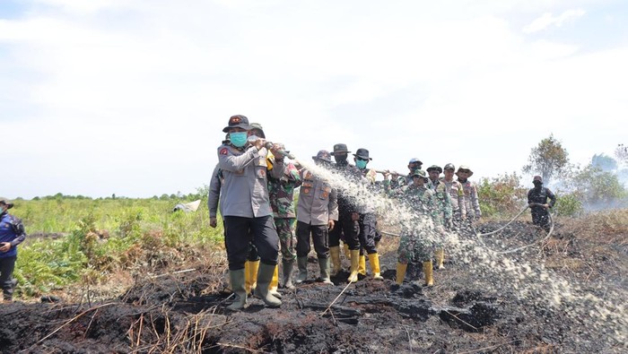 Kapolda Riau Irjen Herry Heryawan turun mengecek karhutla dan ikut memadamkan api di Sei Gajah Induk, Rohil. Kapolda Riau Irjen Herry Heryawan turun mengecek karhutla dan ikut memadamkan api di Sei Gajah Induk, Rohil, Sabtu (19/7/2025).