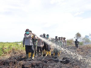 Aksi Sigap Kapolda Riau Terjun Langsung Padamkan Karhutla 100 Ha di Rohil
