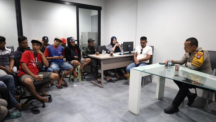 Kasatlantas Polresta Malang Kota Kompol Agung Fitransyah saat ngopi bareng dengan sopir dan komunitas motor