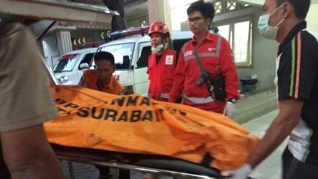 Evakuasi jenazah korban kebakaran di kos Jalan Kebalen Kulon, Surabaya