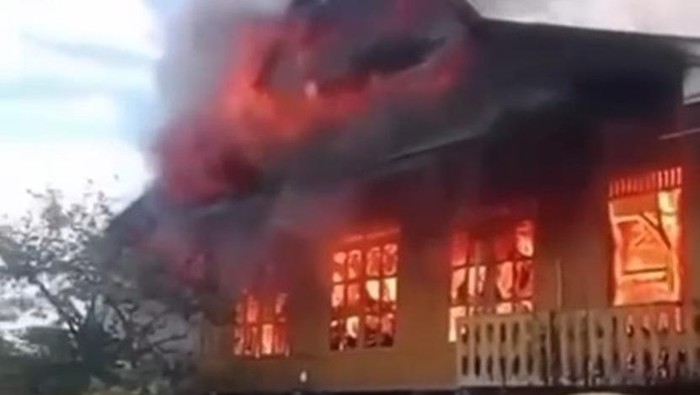 Kebakaran menghanguskan rumah milik warga bernama Haji Sarro di Kabupaten Takalar, Sulawesi Selatan (Sulsel).