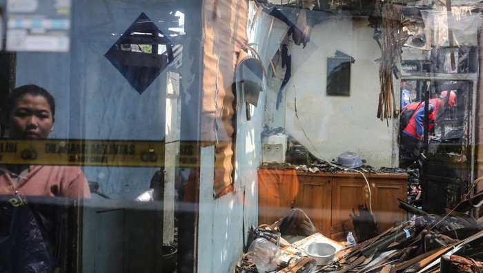 Warga melihat kondisi rumah yang telah hangus terbakar di Jalan Kutilang, Bukit Duri, Tebet, Jakarta Selatan, Sabtu (19/7/2025). Bedasarkan data Suku Dinas Pemadam Kebakaran Jakarta Selatan kebakaran yang melanda tiga rumah kontrakan mengakibatkan sebanyak empat orang meninggal dunia dan empat orang luka-luka. ANTARA FOTO/Asprilla Dwi Adah/nz