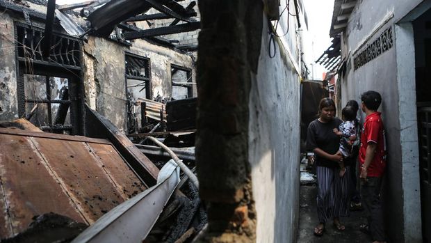 Warga memandang kondisi rumah nan telah gosong terbakar di Jalan Kutilang, Bukit Duri, Tebet, Jakarta Selatan, Sabtu (19/7/2025). Bedasarkan info Suku Dinas Pemadam Kebakaran Jakarta Selatan kebakaran nan melanda tiga rumah kontrakan mengakibatkan sebanyak empat orang meninggal bumi dan empat orang luka-luka. ANTARA FOTO/Asprilla Dwi Adah/nz