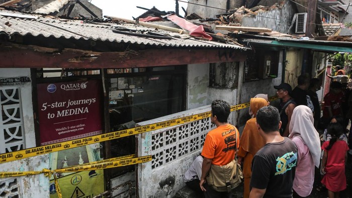 Warga melihat kondisi rumah yang telah hangus terbakar di Jalan Kutilang, Bukit Duri, Tebet, Jakarta Selatan, Sabtu (19/7/2025). Bedasarkan data Suku Dinas Pemadam Kebakaran Jakarta Selatan kebakaran yang melanda tiga rumah kontrakan mengakibatkan sebanyak empat orang meninggal dunia dan empat orang luka-luka. ANTARA FOTO/Asprilla Dwi Adah/nz