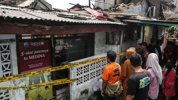 Warga melihat kondisi rumah yang telah hangus terbakar di Jalan Kutilang, Bukit Duri, Tebet, Jakarta Selatan, Sabtu (19/7/2025). Bedasarkan data Suku Dinas Pemadam Kebakaran Jakarta Selatan kebakaran yang melanda tiga rumah kontrakan mengakibatkan sebanyak empat orang meninggal dunia dan empat orang luka-luka. ANTARA FOTO/Asprilla Dwi Adah/nz