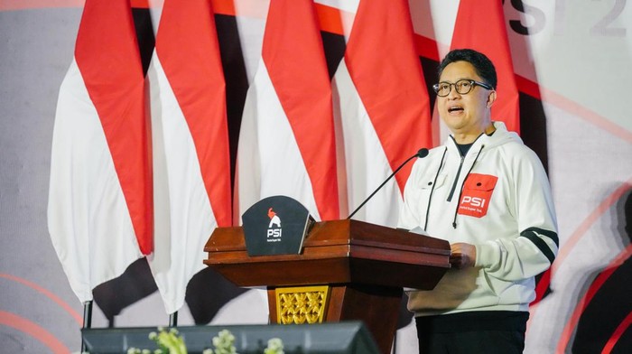 Ketua Dewan Pembina Partai Solidaritas Indonesia (PSI), Jeffrie Geovanie, saat membuka kongres PSI di Gedung Graha Saba Buana, Solo, Sabtu (19/7/2025).