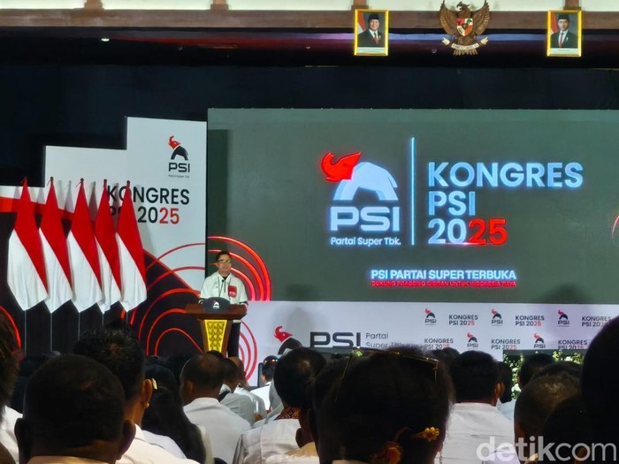 Ketua Dewan Pendiri PSI, Jeffrie Geovanie, saat membuka Kongres PSI di Gedung Graha Saba Buana, Solo, Sabtu (19/7/2025)